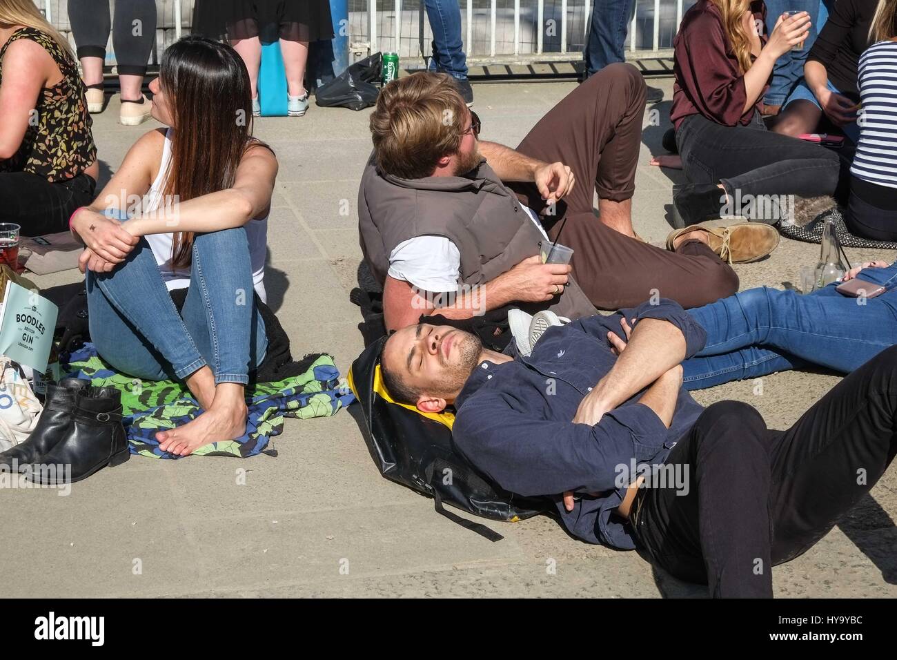 Londres, Royaume-Uni. 2ème apr 2017. Rassembler des spectateurs le long du parcours de la course. Credit : claire doherty/Alamy Live News Banque D'Images