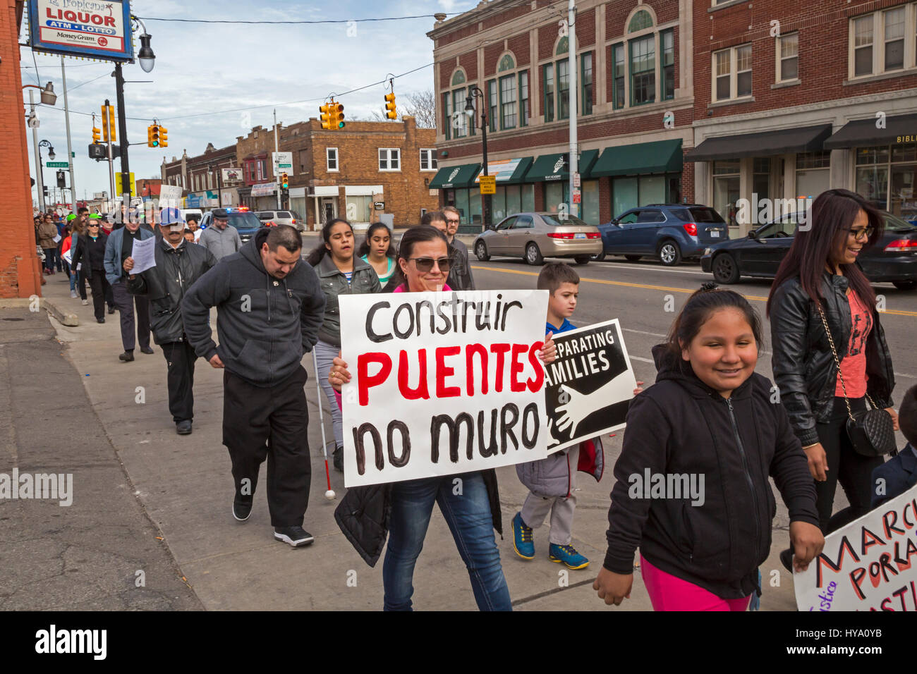 Et Detroit Dearborn, Michigan, USA. 2ème apr 2017. "Construire des ponts voisins' : cuisine mexicaine et les immigrants musulmans à partir de mars l'église catholique Saint Gabriel à l'américain La société musulmane à la mosquée de faire preuve d'unité et de s'opposer au Président du Trump projette de construire un mur à la frontière et d'empêcher les musulmans aux États-Unis. Crédit : Jim West/Alamy Live News Banque D'Images