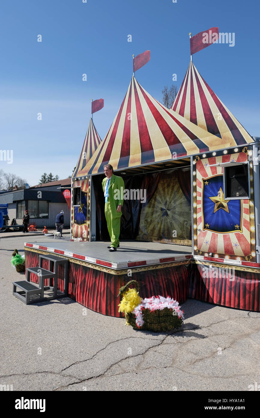 Stratford, Ontario, Canada, 2e Apr, 2017. Stade utilisé pour divertir les visiteurs au cours de la parade annuelle du Stratford Swan, lorsque la ville de cygnes retour à la rivière Avon, dans la célébration de l'arrivée du printemps. Credit : Rubens Alarcon/Alamy Live News. Banque D'Images