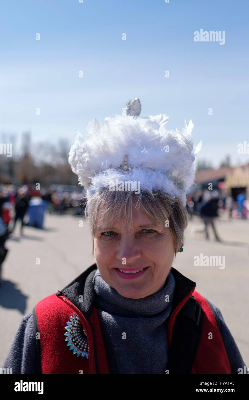 Stratford, Ontario, Canada, 2e Apr, 2017. Femme d'âge moyen portant un chapeau décoré dans la forme d'un cygne se joint à la parade annuelle du Stratford Swan, puisque le troupeau de cygnes tuberculés (Cygnus olor) renvoie à la rivière Avon, dans la célébration de l'arrivée du printemps, à Stratford, Ontario, Canada. Credit : Rubens Alarcon/Alamy Live News. Banque D'Images