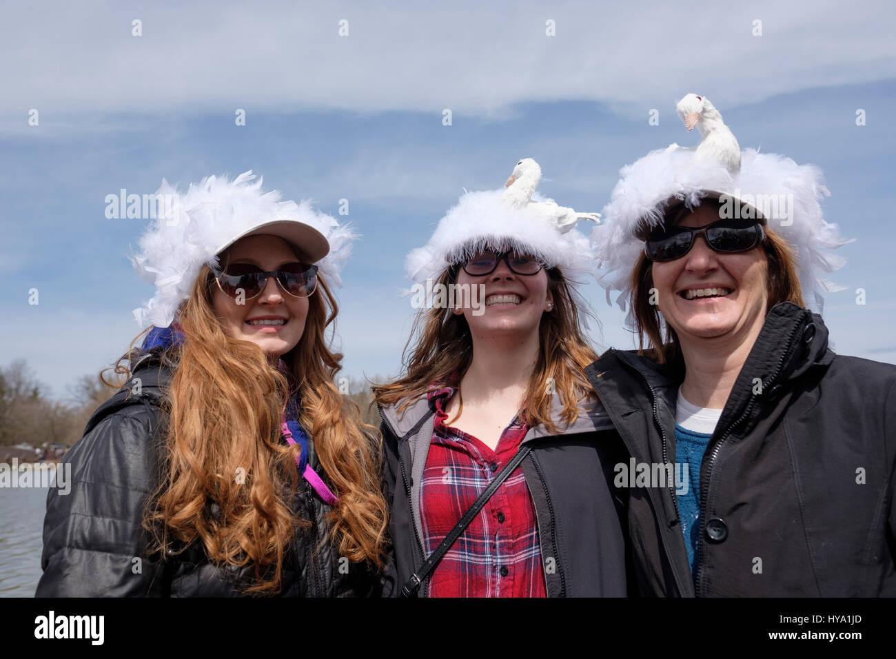 Stratford, Ontario, Canada, 2e Apr, 2017. Trois femmes avec des chapeaux décorés smiling at the camera inscrivez-vous la parade annuelle du Stratford Swan, lorsque la ville de cygnes retour à la rivière Avon, dans la célébration de l'arrivée du printemps à Stratford, Ontario, Canada. Credit : Rubens Alarcon/Alamy Live News. Banque D'Images
