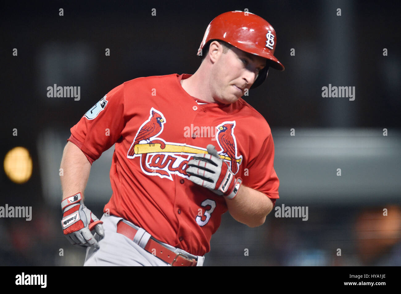 Memphis, TN, USA. 30Th Mar, 2017. Cardinals de Saint-Louis Jedd Gyorko frappeur désigné tours deuxième base après avoir frappé une troisième manche home run lors d'un match contre les Memphis Redbirds à AutoZone park à Memphis, TN. Saint Louis a gagné 9-3. McAfee Austin/CSM/Alamy Live News Banque D'Images