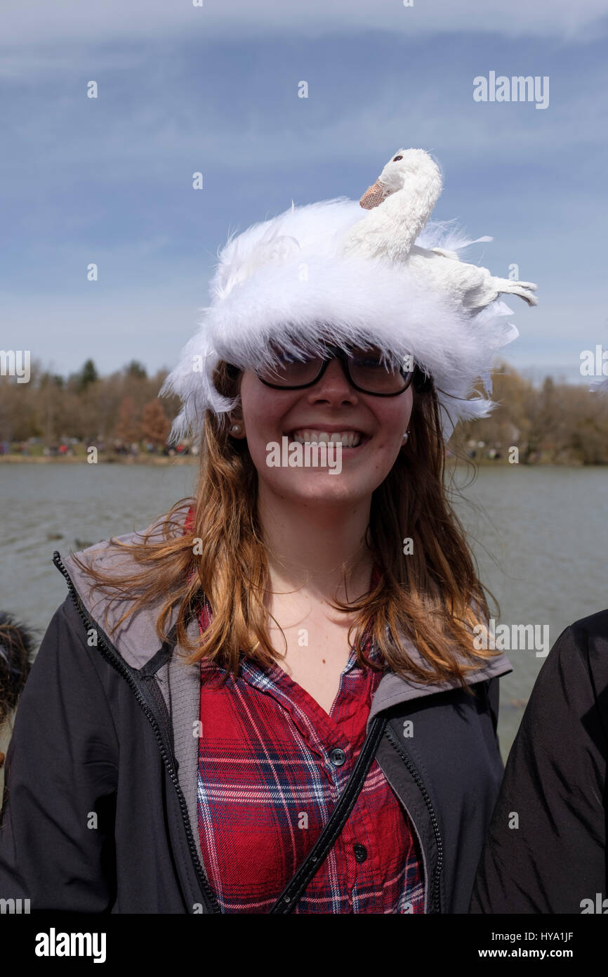 Stratford, Ontario, Canada, 2e Apr, 2017. Jeune femme portant un chapeau décoré dans la forme d'un cygne se joint à la parade annuelle du Stratford Swan, lorsque la ville de cygnes retour à la rivière Avon, dans la célébration de l'arrivée du printemps, à Stratford, Ontario, Canada. Credit : Rubens Alarcon/Alamy Live News. Banque D'Images