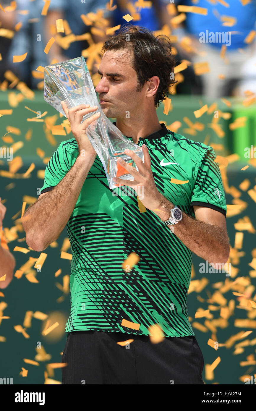 Key Biscayne, Floride, USA. 09Th avr, 2017. Roger Federer pose avec le trophée du championnat après avoir battu Rafael Nadal lors de la finale masculine à l'Open de Miami a tenu à le Crandon Park Tennis Center le 2 avril 2017 à Key Biscayne, en Floride. Credit : Mpi04/media/Alamy Punch Live News Banque D'Images