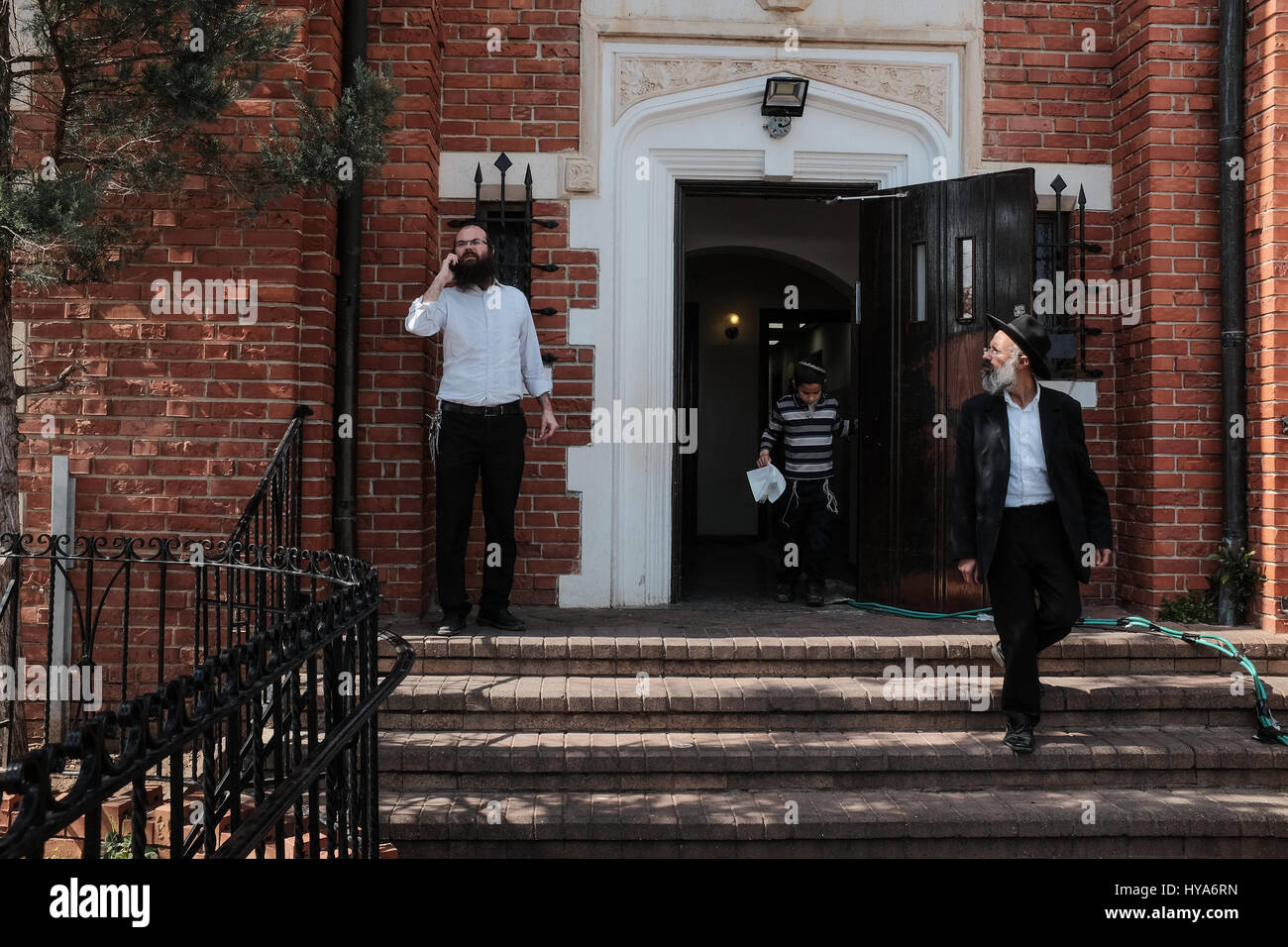 Kfar 'Habad, Israël. 3 avril, 2017. Une réplique de '770', le siège de Habad au 770 Eastern Parkway, Crown Heights, Brooklyn, New York, se trouve dans le village de Kfar 'Habad. Le bâtiment comprend le nombre exact de briques que sur la structure d'origine. Lubavitz Chabad est un Juif orthodoxe, mouvement hassidique, fondée en 1775 et dirigée par le rabbin dernière Menachem Mendel Schneerson (1902-1994) qui a transformé le petit mouvement hassidique dans le plus grand et le plus influent du mouvement juif dans le monde. En 1994, le 'Rabbi' a reçu à titre posthume la Médaille d'or du Congrès pour son 'outstandin Banque D'Images