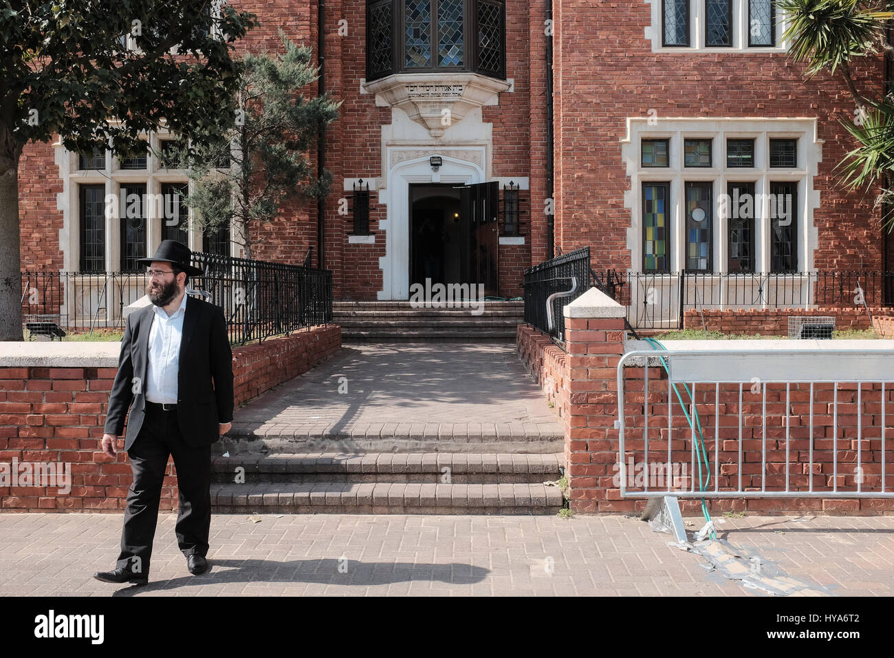 Kfar 'Habad, Israël. 3 avril, 2017. Une réplique de '770', le siège de Habad au 770 Eastern Parkway, Crown Heights, Brooklyn, New York, se trouve dans le village de Kfar 'Habad. Le bâtiment comprend le nombre exact de briques que sur la structure d'origine. Lubavitz Chabad est un Juif orthodoxe, mouvement hassidique, fondée en 1775 et dirigée par le rabbin dernière Menachem Mendel Schneerson (1902-1994) qui a transformé le petit mouvement hassidique dans le plus grand et le plus influent du mouvement juif dans le monde. En 1994, le 'Rabbi' a reçu à titre posthume la Médaille d'or du Congrès pour son 'outstandin Banque D'Images