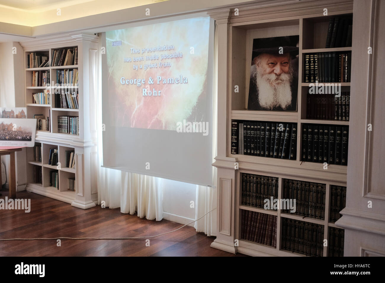 Kfar 'Habad, Israël. 3 avril, 2017. Un portrait de la 'Rabbi' orne la bibliothèque dans '770' dans le village de Kfar 'Habad. Le bâtiment est une réplique de '770', le siège de Habad au 770 Eastern Parkway, Crown Heights, Brooklyn, New York, et comprend le nombre exact de briques que sur la structure d'origine. Lubavitz Chabad est un Juif orthodoxe, mouvement hassidique, fondée en 1775 et dirigée par le rabbin dernière Menachem Mendel Schneerson (1902-1994) qui a transformé le petit mouvement hassidique dans le plus grand et le plus influent du mouvement juif dans le monde. En 1994, le 'Rabbi' a été à titre posthume aw Banque D'Images