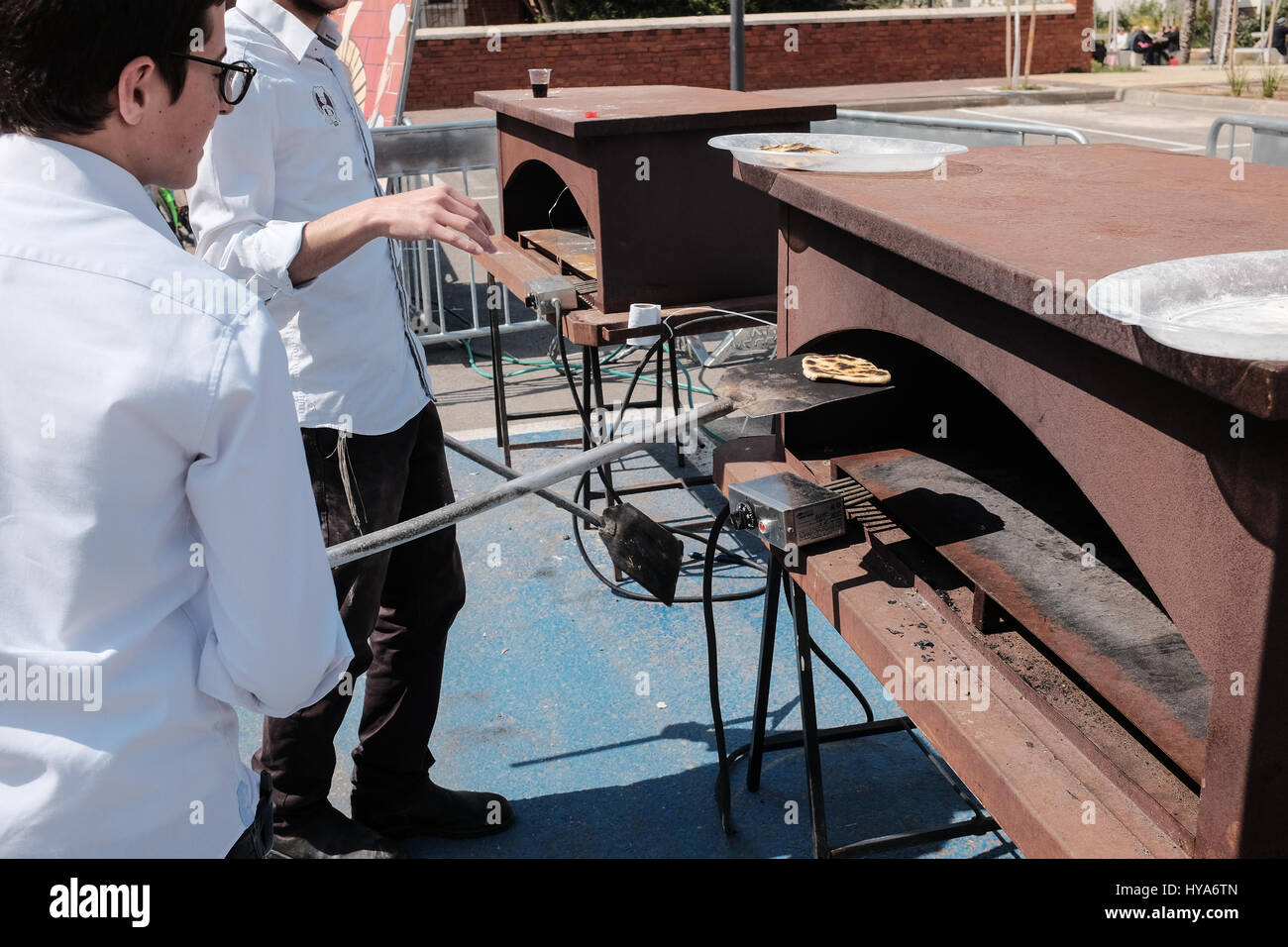 Kfar 'Habad, Israël. 3 avril, 2017. Un atelier de préparation de la matsa fonctionne en dehors de '770' dans le village de Kfar 'Habad, une réplique de l'Lubavitz au siège de Habad 770 Eastern Parkway, Crown Heights, Brooklyn, New York. Credit : Alon Nir/Alamy Live News Banque D'Images