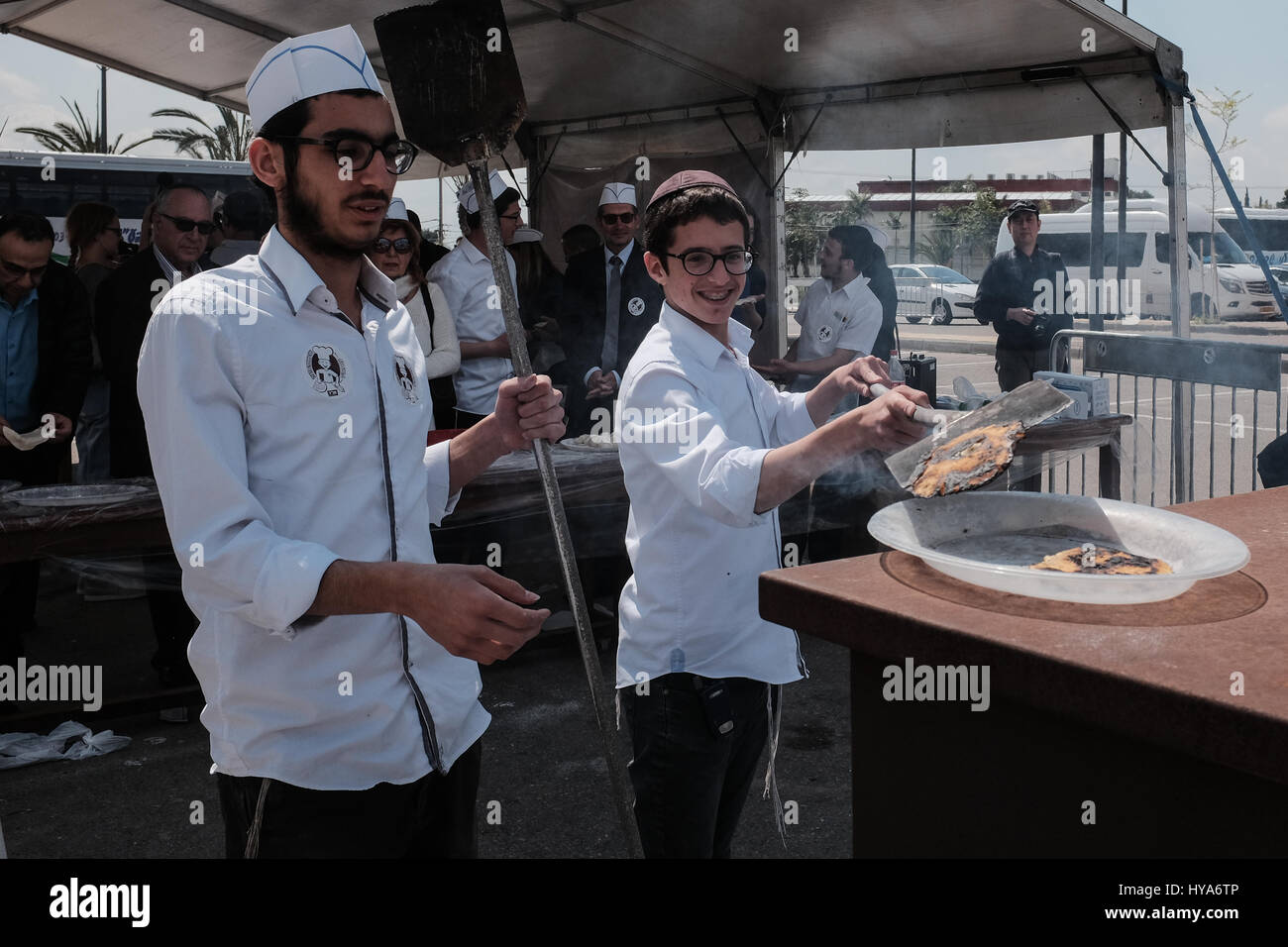Kfar 'Habad, Israël. 3 avril, 2017. Un atelier de préparation de la matsa fonctionne en dehors de '770' dans le village de Kfar 'Habad, une réplique de l'Lubavitz au siège de Habad 770 Eastern Parkway, Crown Heights, Brooklyn, New York. Credit : Alon Nir/Alamy Live News Banque D'Images