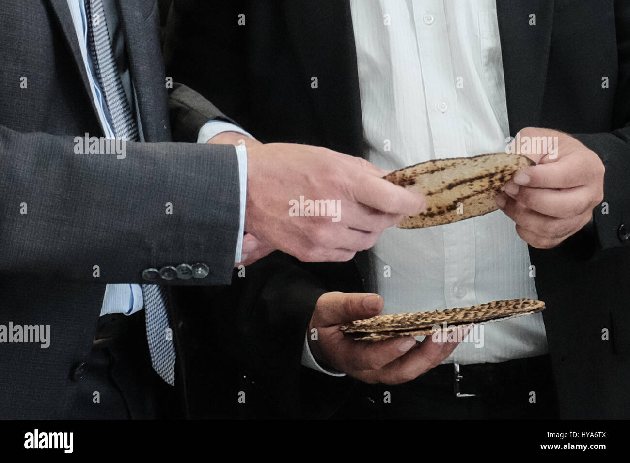 Kfar 'Habad, Israël. 3 avril, 2017. Un atelier de préparation de la matsa fonctionne en dehors de '770' dans le village de Kfar 'Habad, une réplique de l'Lubavitz au siège de Habad 770 Eastern Parkway, Crown Heights, Brooklyn, New York. Credit : Alon Nir/Alamy Live News Banque D'Images