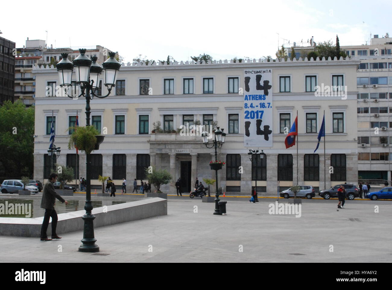 La mairie au Kotzias Square dans le centre-ville d'Athènes, Grèce, 03 avril 2017. La place fait partie de l'exposition internationale d'art 'documenta' et 14 seront d'abord tenue à Athènes, Grèce, du 8 avril au 16 juillet, puis à Kassel, Allemagne du 10 juin au 17 septembre 2017. Photo : Alexia Angelopoulou/dpa Banque D'Images