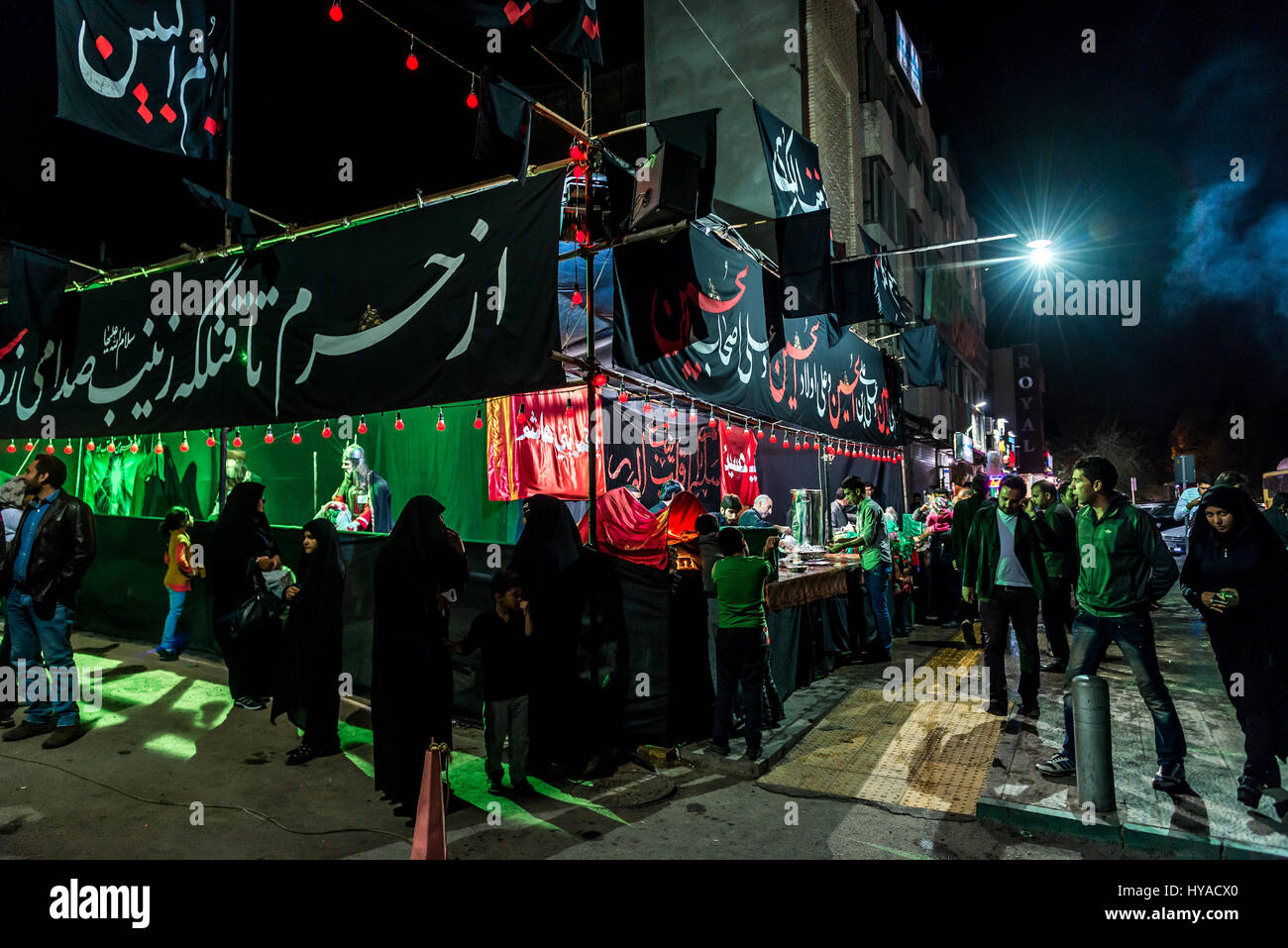 Une tente avec de la nourriture et thé servis pour l'honneur de l'Imam Hussein pendant Muharram, deuxième mois le plus sacré à Isfahan, Iran Banque D'Images