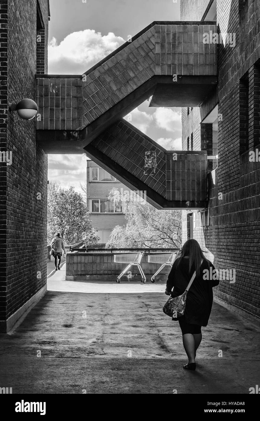 Marcher dans une ruelle passé parking Cour King Edward à Windsor, Royaume-Uni. Banque D'Images
