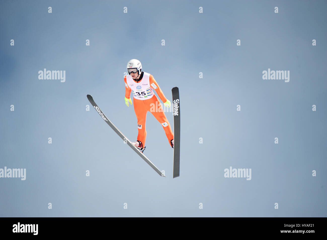 Sauteur à ski de l'Équipe Canada Boyd-Clowes Mackenzie s'envole la grande colline aller au Parc olympique de Whistler durant la CAN 2017 championnats nationaux. S Banque D'Images