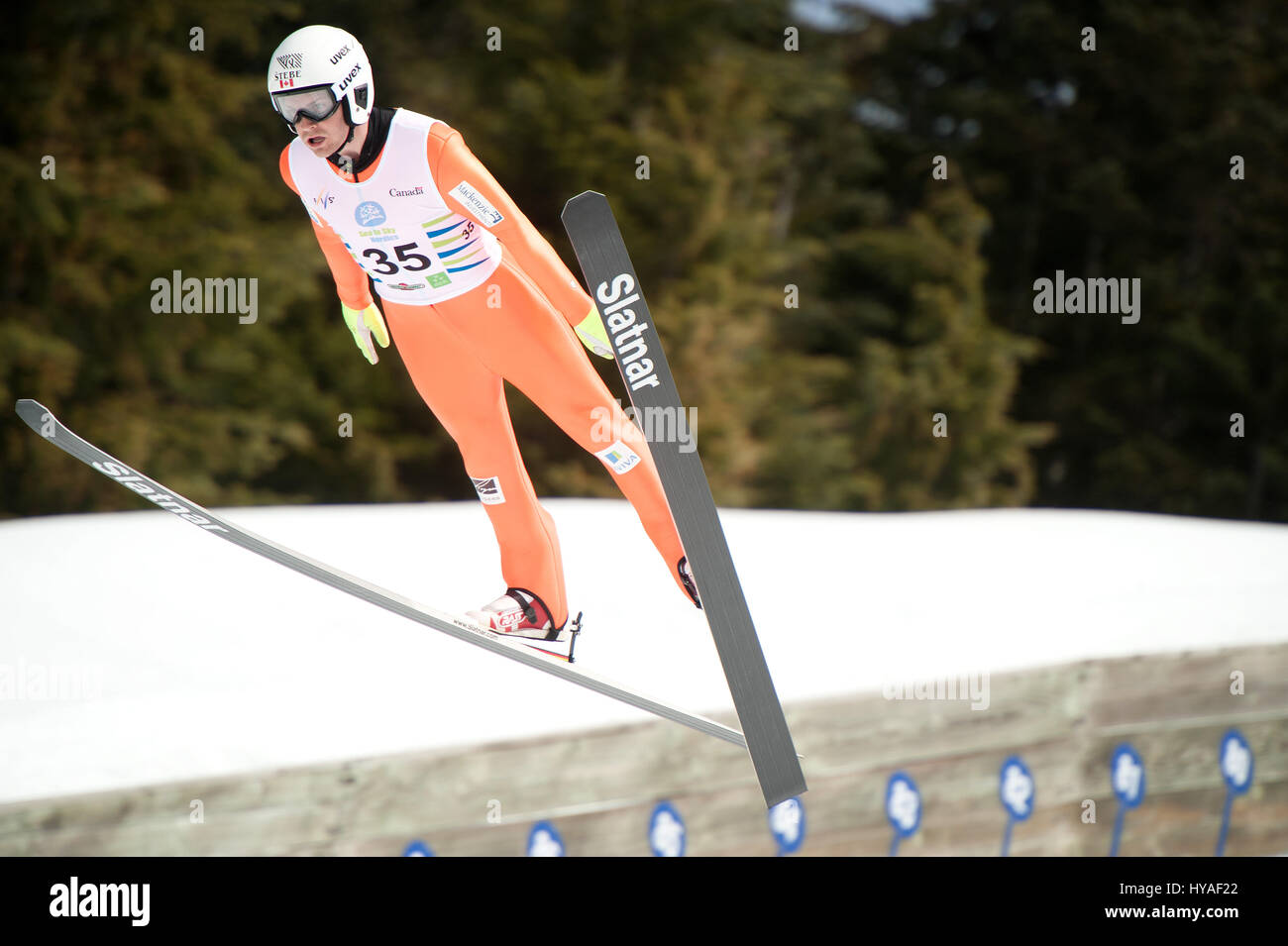 Sauteur à ski de l'Équipe Canada Boyd-Clowes Mackenzie s'envole la grande colline aller au Parc olympique de Whistler durant la CAN 2017 championnats nationaux. S Banque D'Images