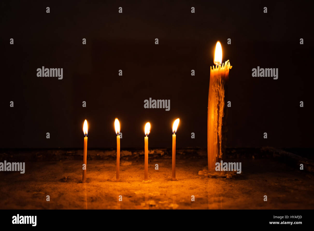 Église de cire de bougies allumées dans le noir Banque D'Images