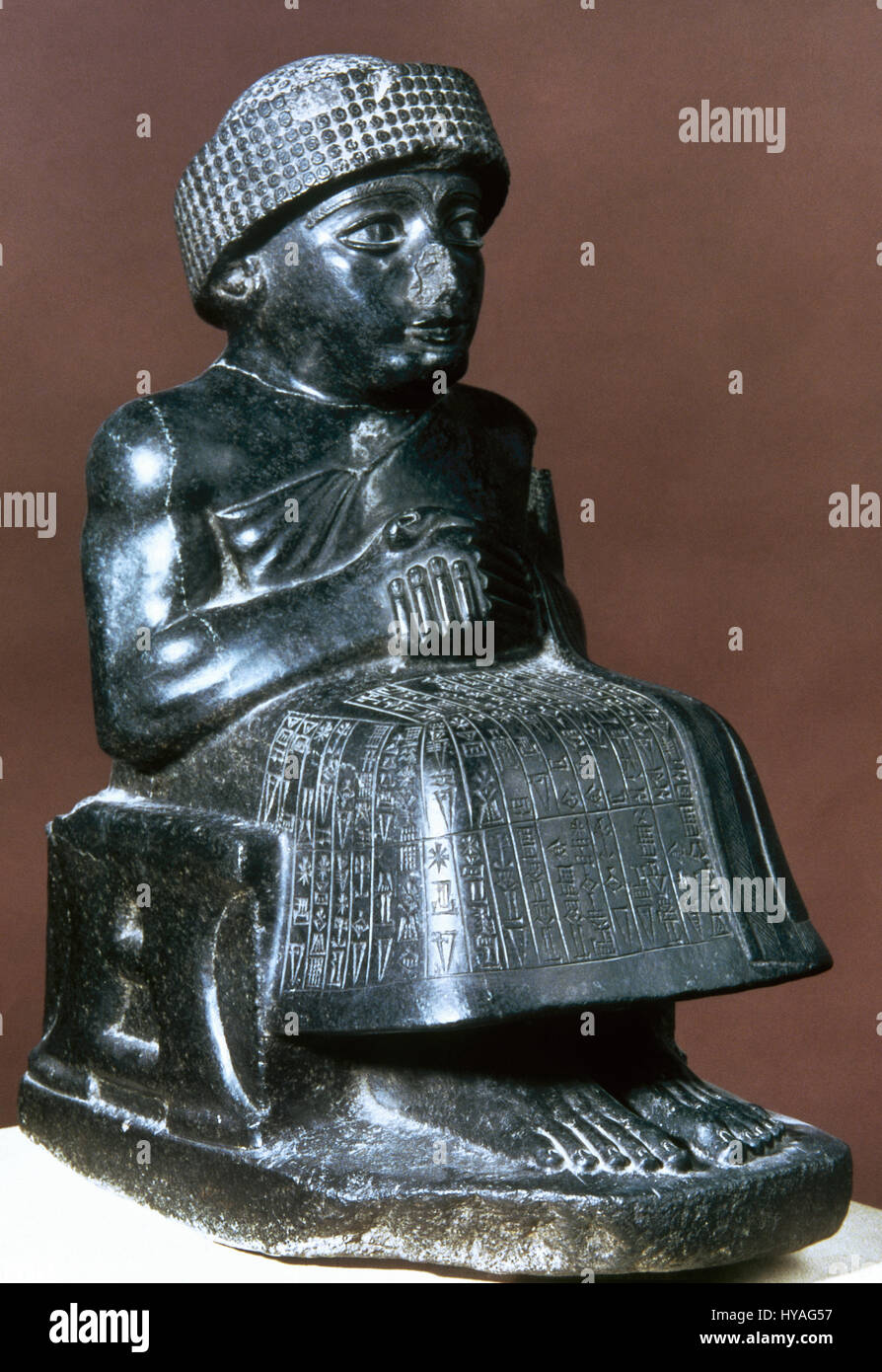 Gudea, prince du royaume de Lagash. Assis statue dédié au dieu Ningishzida. C. 2120 BC. Diorite. Musée du Louvre. Paris. La France. Banque D'Images