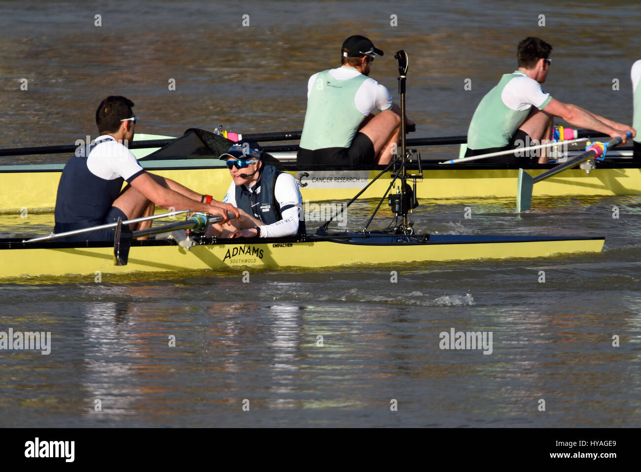 University Boat Race sur la Tamise à Londres, Barnes. Oxford Cox Sam Collier et Vassilis avc Hotel Katerina. Cambridge derrière Banque D'Images