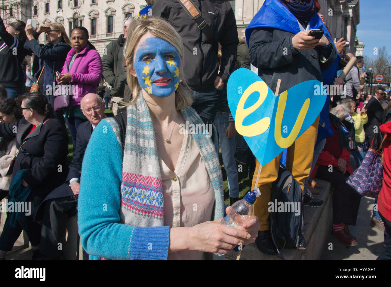 Londres, Royaume-Uni. Mar 25, 2017. Les partisans de l'UE à la place du Parlement. Des milliers de manifestants dans le centre de Londres à "s'unir pour l'Europe" protestation Brexit Banque D'Images