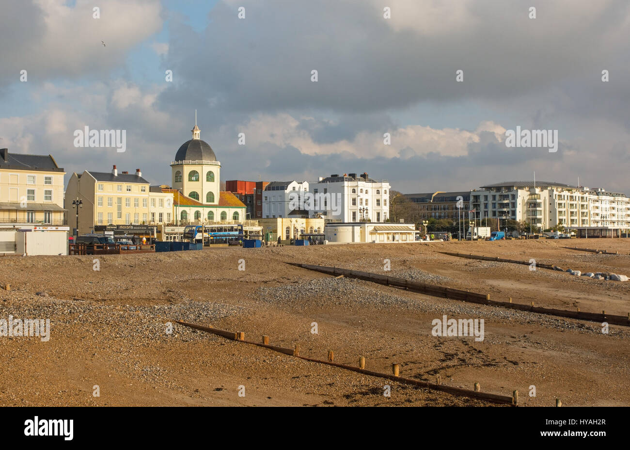 Différents styles de construction sur la promenade de front de mer à Worthing West Sussex, Angleterre Banque D'Images