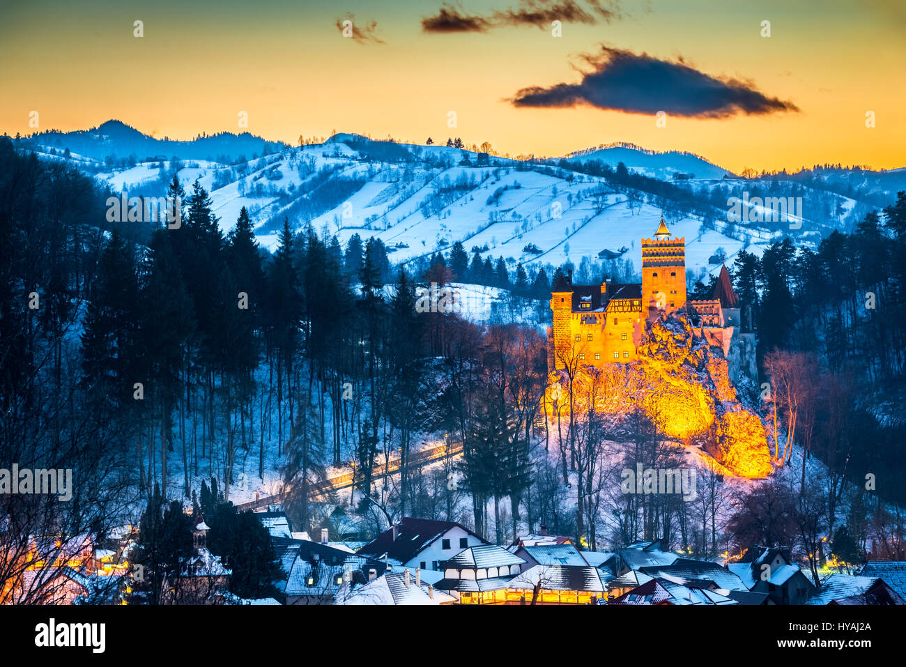 Le Château de Bran, Roumanie. Superbe image twilight HDR de forteresse de Dracula en Transylvanie, monument médiéval. Banque D'Images
