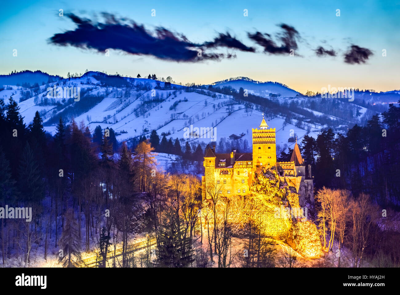 Le Château de Bran, Roumanie. Superbe image twilight HDR de forteresse de Dracula en Transylvanie, monument médiéval. Banque D'Images