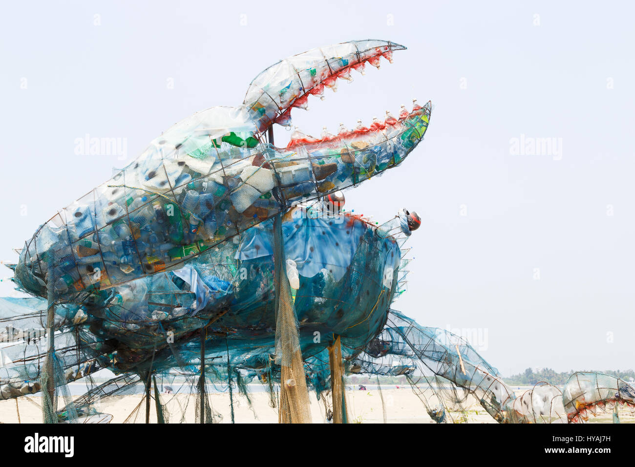 La Griffe du crabe fou, une installation ou une sculpture faite de déchets plastiques pour mettre en lumière les questions environnementales, sur la plage de Fort Cochin, Kerala, Inde Banque D'Images