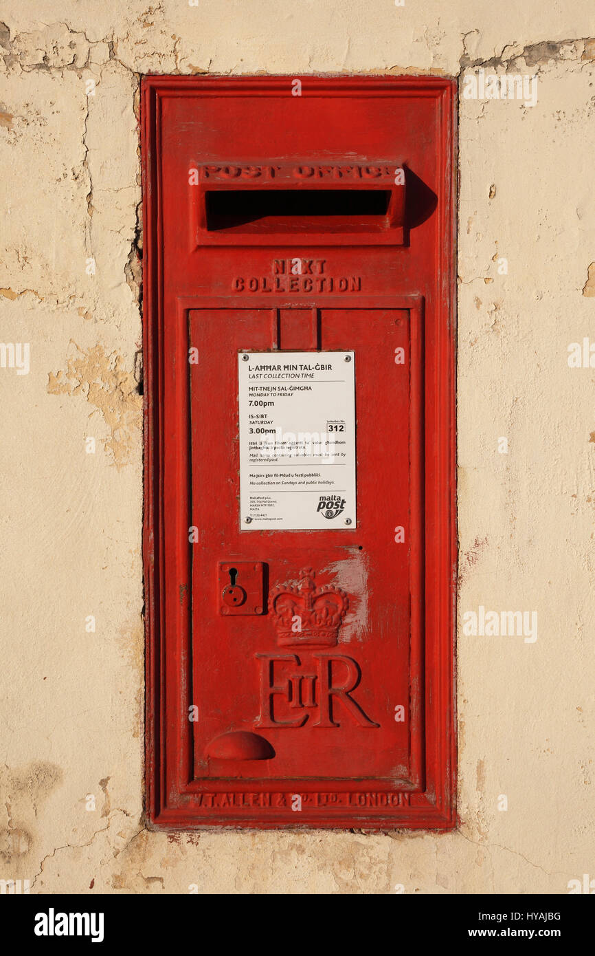 Malte, Qawra, British ER post box rouge dans le mur. Banque D'Images