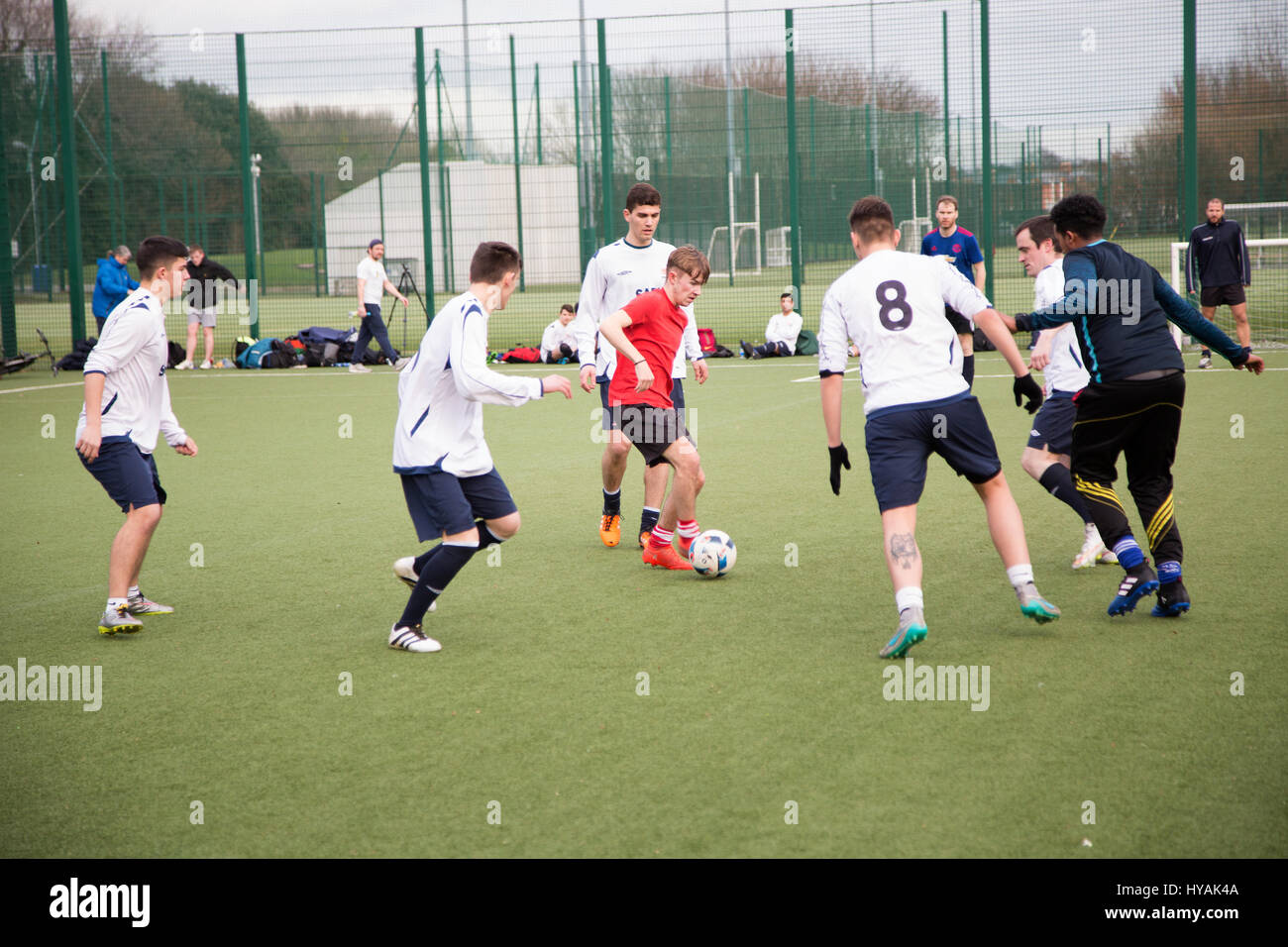 5 adolescents jouant un football dans la ville de Dublin, Irlande. Banque D'Images