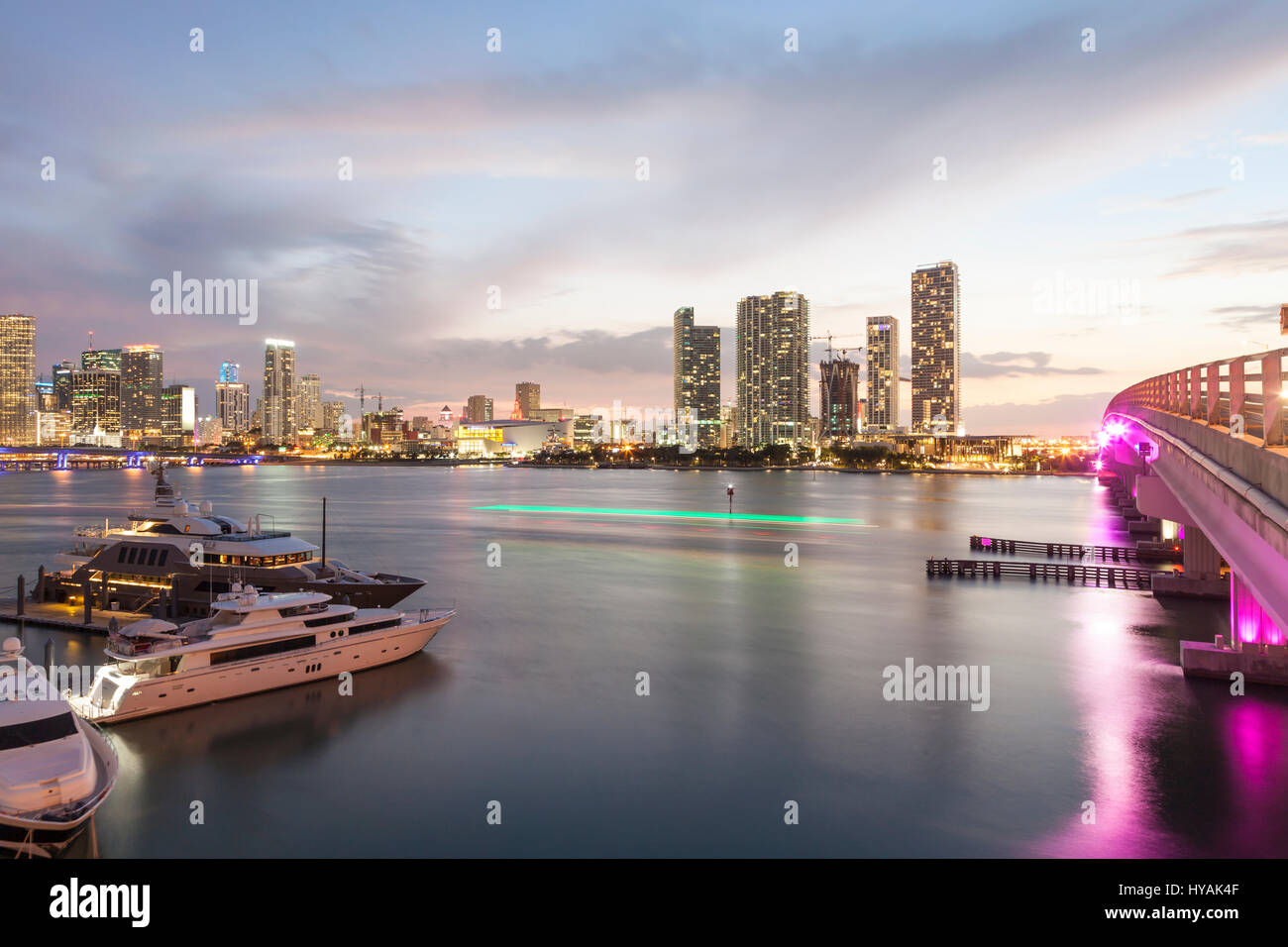 Ville de Miami est éclairée la nuit. Florida, United States Banque D'Images