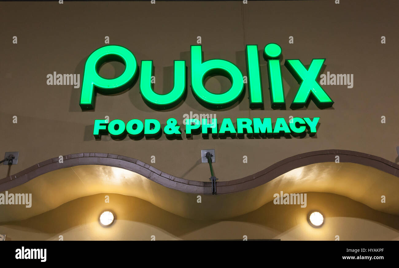 Miami, FL, USA - Le 12 mars 2017 : alimentation et Publix épicerie pharmacie sign est éclairée la nuit. Miami, Florida, United States Banque D'Images