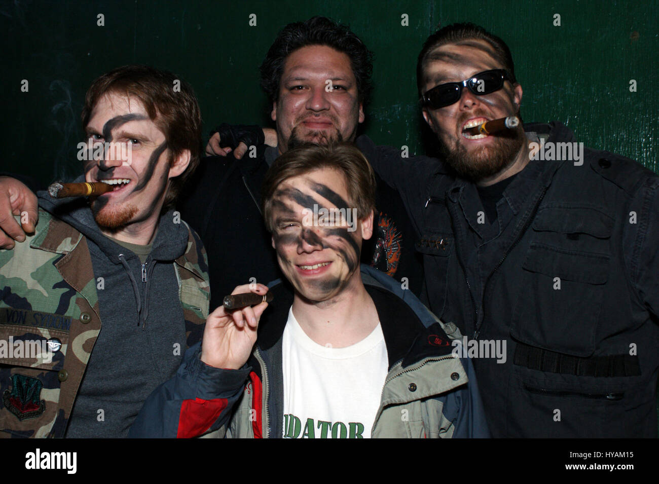 SAN FRANCISCO, CALIFORNIE : Rnady (à gauche) pose avec d'autres fans d'Arnie habillés comme des commandos du film Predator, 2011. Le numéro un mondial de Arnie superfan est musclés qui fête son 67e anniversaire du héros en révélant son Schwarzenegger de culte pour la première fois. À partir de la tendance à son soigneusement USD80K (£45K) collection de souvenirs, Arnold Schwarzenegger, à passer des heures à la gestion de 90 000 nouveaux abonnés par mois à son armée de Arnie's fansite - un superfan a la mission de sa vie à la Total Recall de son idole. Depuis qu'il n'avait que onze ans et j'ai vu la légendaire Arnie Banque D'Images