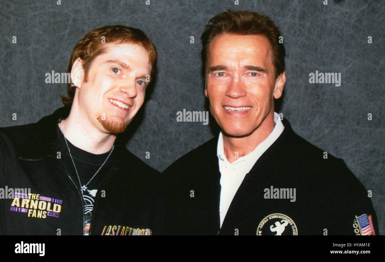SACREMENTO, CALIFORNIE : Schwarzeneggar superfan Randy Jennings à côté d'Arnie en 2003. Le numéro un mondial de Arnie superfan est musclés qui fête son 67e anniversaire du héros en révélant son Schwarzenegger de culte pour la première fois. À partir de la tendance à son soigneusement USD80K (£45K) collection de souvenirs, Arnold Schwarzenegger, à passer des heures à la gestion de 90 000 nouveaux abonnés par mois à son armée de Arnie's fansite - un superfan a la mission de sa vie à la Total Recall de son idole. Depuis qu'il n'avait que onze ans et j'ai vu le légendaire film d'Arnie, Conan le barbare Banque D'Images