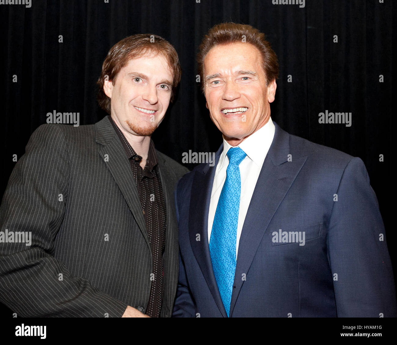 SACREMENTO, CALIFORNIE : Schwarzeneggar superfan Randy Jennings pose à côté d'Arnie 2012. Le numéro un mondial de Arnie superfan est musclés qui fête son 67e anniversaire du héros en révélant son Schwarzenegger de culte pour la première fois. À partir de la tendance à son soigneusement USD80K (£45K) collection de souvenirs, Arnold Schwarzenegger, à passer des heures à la gestion de 90 000 nouveaux abonnés par mois à son armée de Arnie's fansite - un superfan a la mission de sa vie à la Total Recall de son idole. Depuis qu'il n'avait que onze ans et j'ai vu le légendaire film d'Arnie, Conan le Barbari Banque D'Images