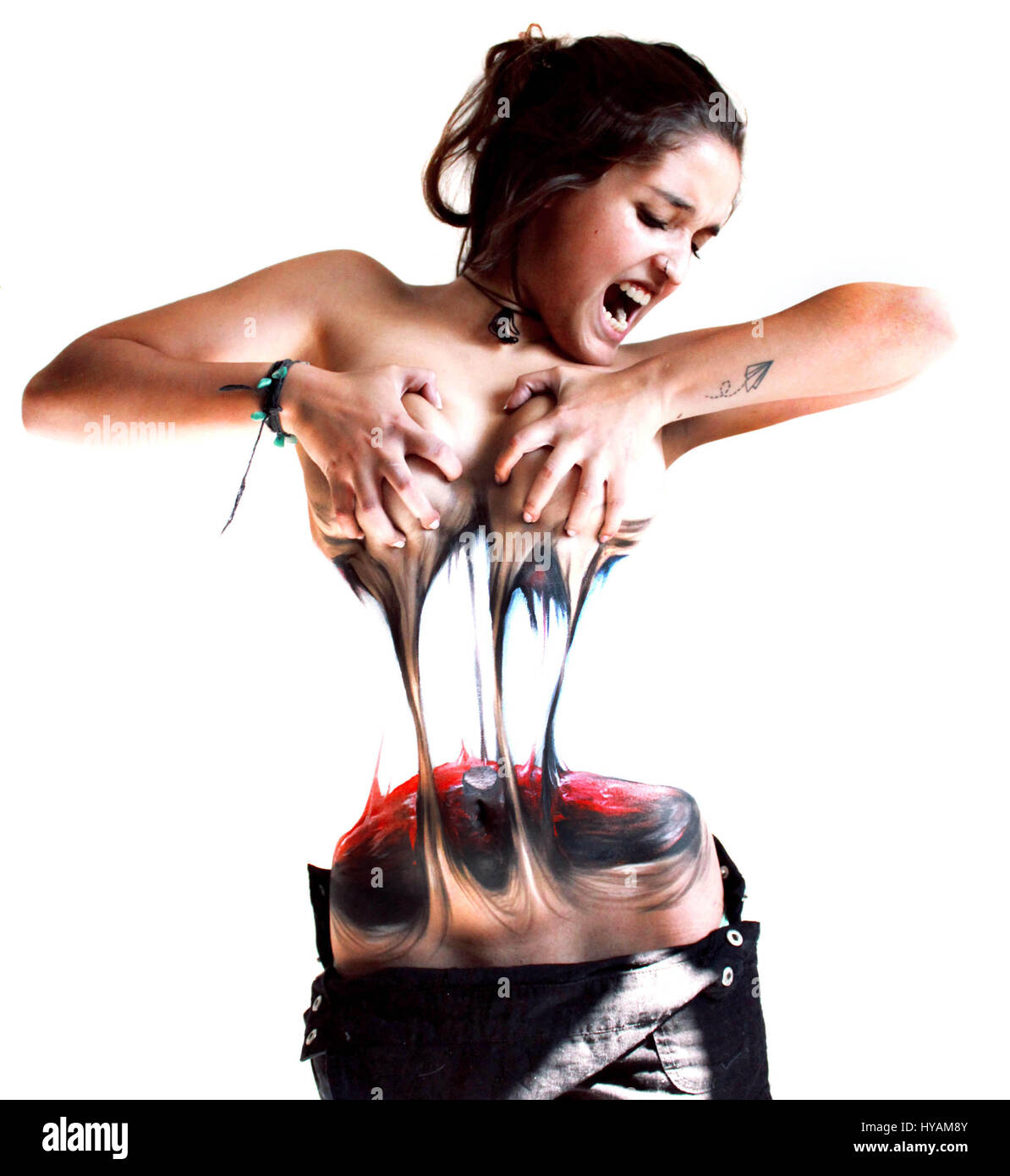 SANTIAGO, CHILI : des illusions d'optique de la femme se déchirer dans la moitié ont été créés à l'aide d'un habile artiste bodypainting compétences. Les images montrent une femme d'être déchiré en deux, un autre déchiré tout droit en bas du milieu, tandis que d'autres images montrent une femme s'échappant de son propre corps, ainsi que des scènes à l'intérieur du corps dégageaient en réalité. Instance pionnière artiste Jeampiere Dinamarca Poque (29) a surmonté les difficultés et la pauvreté extrême dans son pays natal, le Chili à suivre son rêve de devenir un artiste. Il décrit l'objectif de cette série de travaux qu'il a créée à partir de son studio à Santiago de Banque D'Images