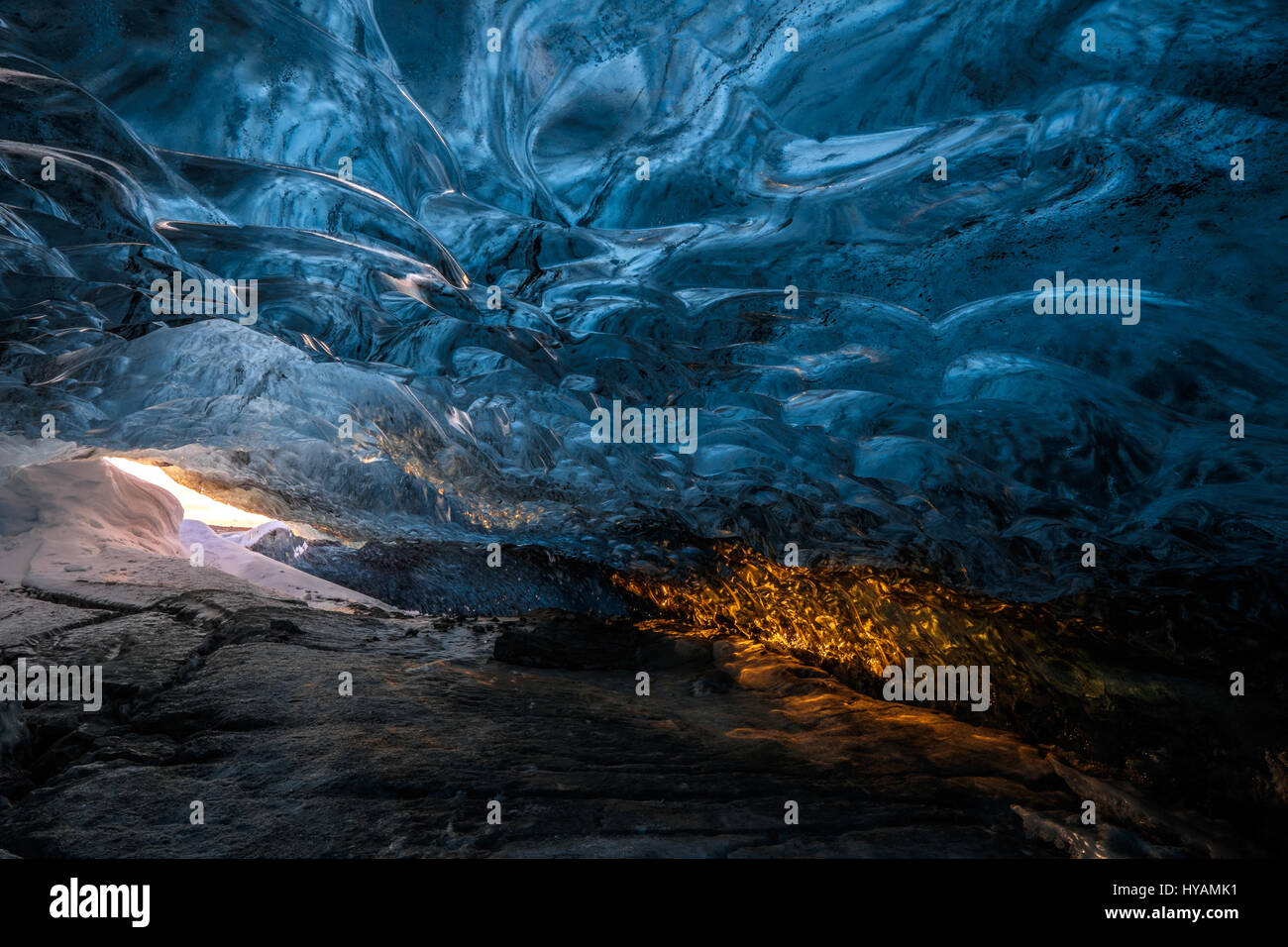 VATNAJOKULL, INCELAND : visiteurs britanniques brave crues éclair dans le but d'explorer ce que pourrait être le pays le plus clair comme réseau de grottes de glace. À partir de l'entrée entouré par des éclats de glace comme les dents, à l'immense labyrinthe de warren de congelé interconnectés chambers, il a de superbes grottes de glace autour de réseau s'est avéré un tel succès auprès des visiteurs britanniques, il accueille environ 200 d'entre nous chaque hiver. Photos de guide local Einar Runar Sigurosson à partir du côté sud de glacier de Vatnajokull en Islande faire connaître la gloire de l'une des plus impressionnantes merveilles naturelles. Banque D'Images