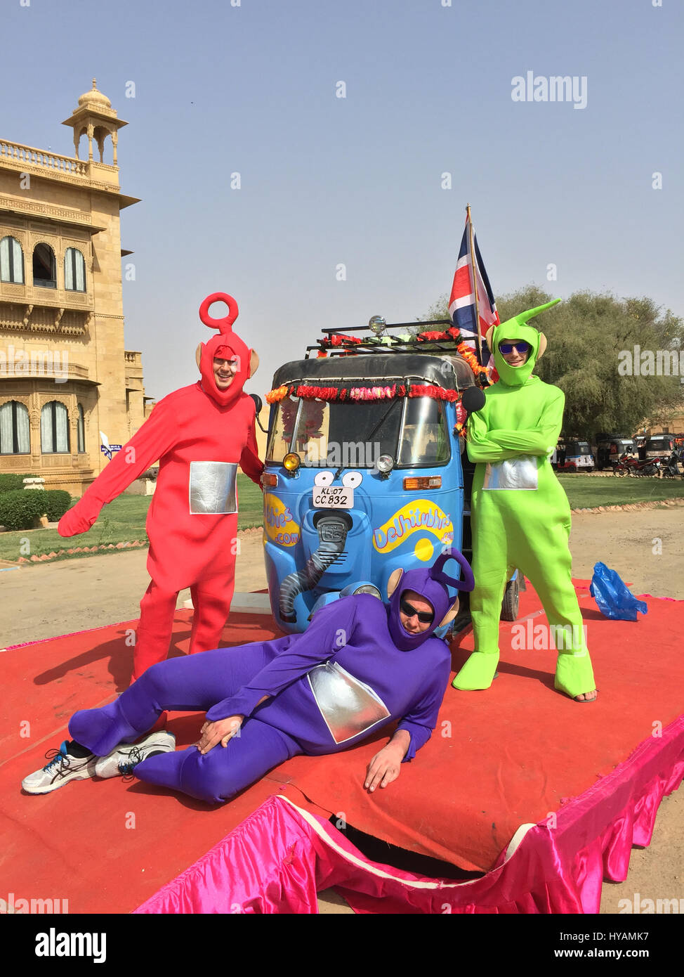 Sean Newman (à gauche) Phillip Miller (milieu) Tyler Newman (à droite) à Fort Jaisalmer, Rajastan. Trois britanniques disent E-OH pour le sous-continent en prenant sur l'excentrique défi de traverser l'Inde sur un pousse-pousse habillé comme les personnages emblématiques de la télévision pour enfants les Teletubbies. 2 000 kilomètres de conduite sur des routes de terre infestés de poule de la "Ville Dorée" de Jaisalmer dans l'État de Rajasthan, jusqu'à la gare de Shillong dans l'himalaya photos montrent comment les sections locales ont répondu à l'wacky-trio costumés qui espèrent recueillir £30K pour un refuge pour femmes au Bangladesh. Dirigé par estate agent Sean Newman (47) et Banque D'Images