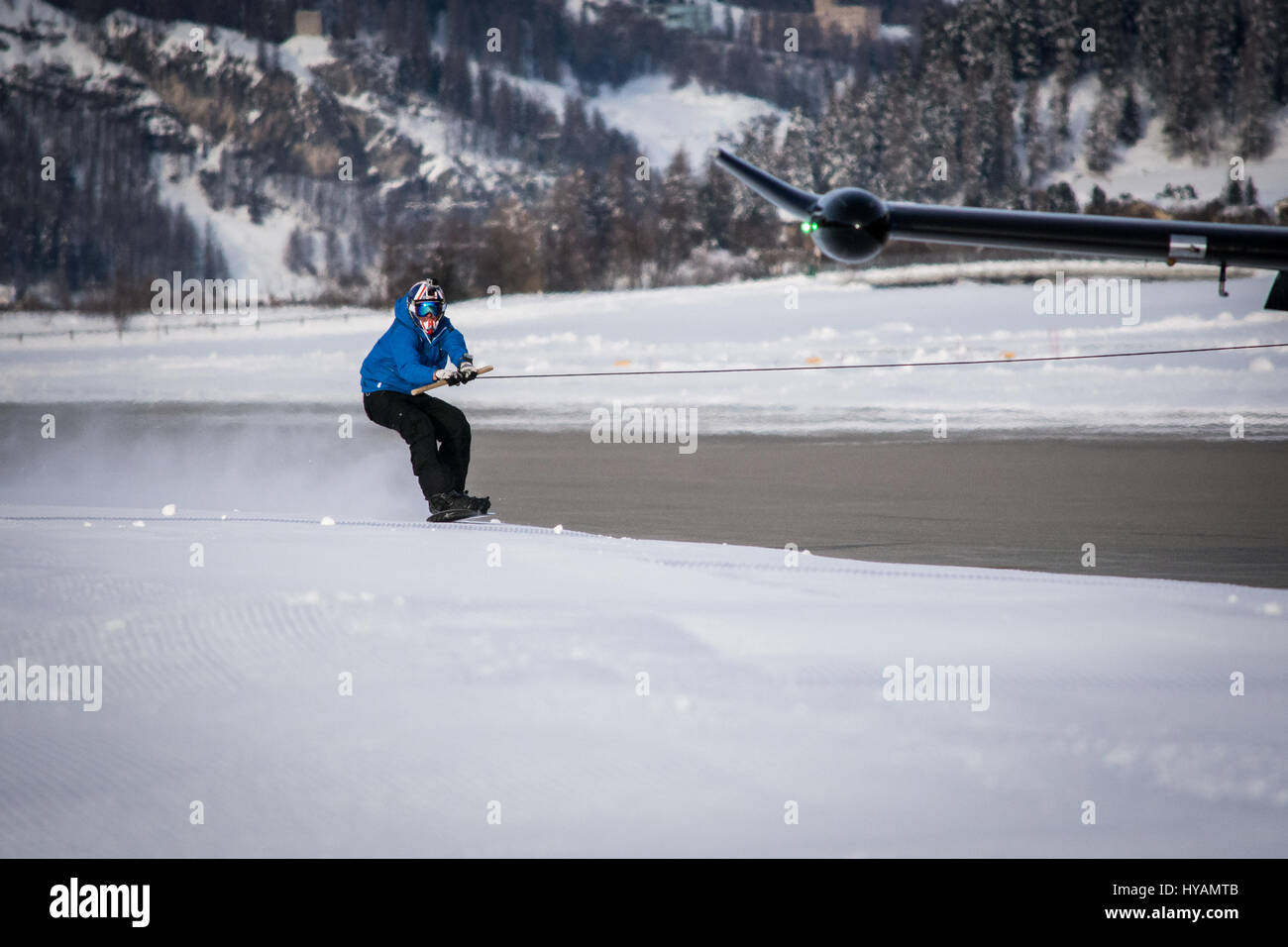 L'aéroport de l'Engadine, Suisse : un snowboarder britannique a atteint une vitesse de 78 miles par heure et est devenu la première personne à snowboard tout en être tirée par un avion commercial. Daredevil Jamie Barrow (22) de l'équipe de snowboard cross britannique est le meilleur snowboarder et terminé l'incroyable stunt par pendaison de l'aile d'un avion de l'aéroport de l'Engadine en Suisse. Les images montrent comment Jamie habilement sur la snowboarded snowy bord de la piste, malgré la vitesse frénétique de l'avion était en voyage. Banque D'Images