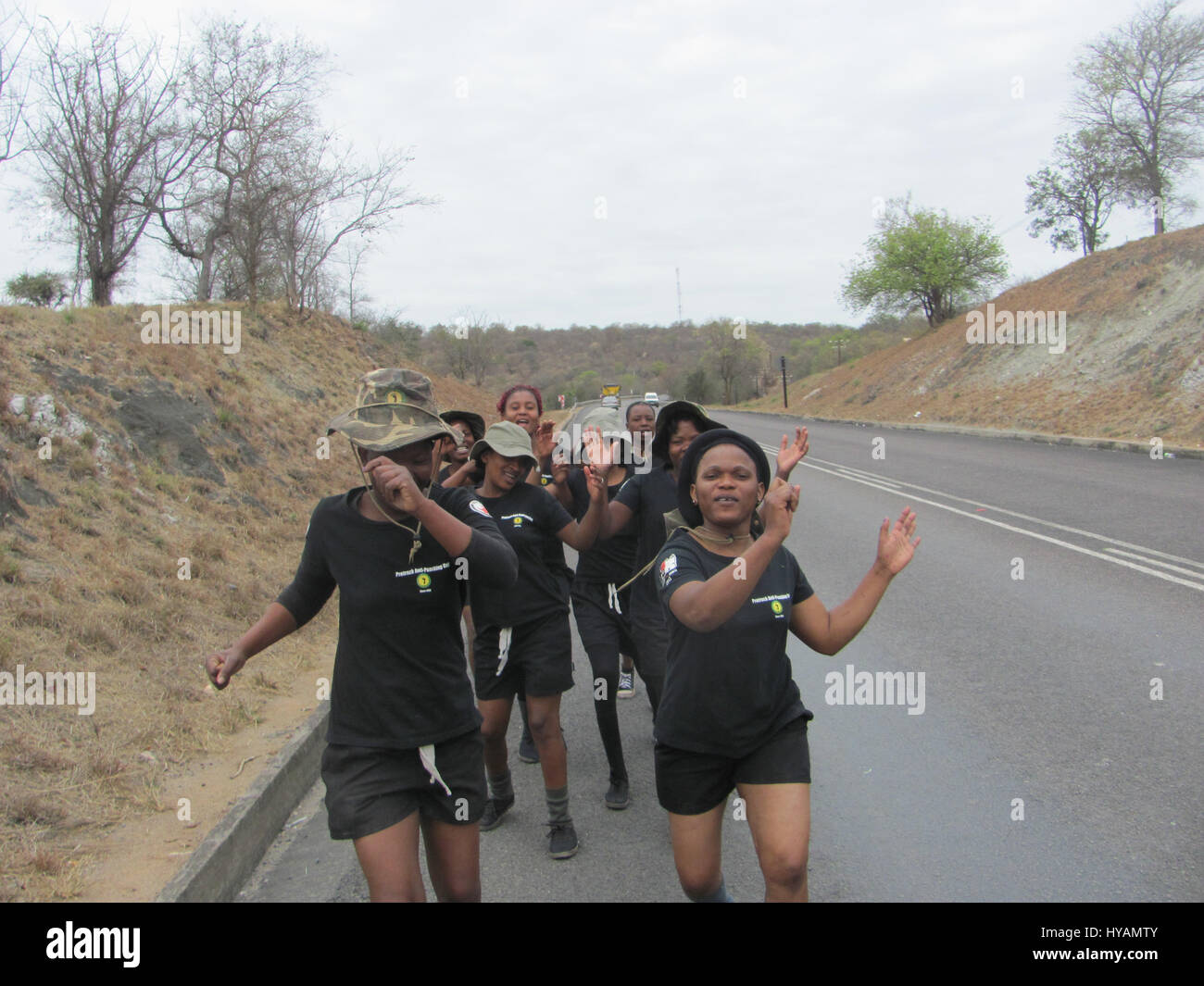 Bothabelo BED AND BREAKFAST, AFRIQUE DU SUD : Black Mamba recrute la formation dans le bush. Dirigé par d'anciens militaires britanniques ces photos montrent comment les femmes courageux braconniers anti-train avec des armes dans leur lutte pour préserver les animaux en voie de disparition. Dans l'exploitation du Parc National Kruger le 16 Theiler Avenue forte de 24 membres, toutes les femmes-Black Mamba le braconnage des patrouilles de l'unité de 50 000 hectares de bush pour protéger les éléphants et rhinocéros qui sont chassés dans le cadre de l'estimation de 12 milliards de livres sterling par an monde illégal le commerce des animaux. Ces dames, qui comme les images montrent posent avec des armes mais aussi savent faire la fête, un Banque D'Images