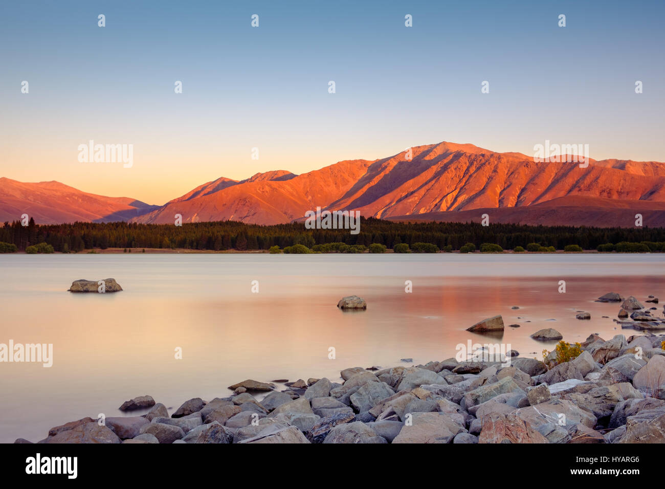 L'exposition longue vue paysage du lac Tekapo et les montagnes, au sud de l'île de la Nouvelle-Zélande Banque D'Images