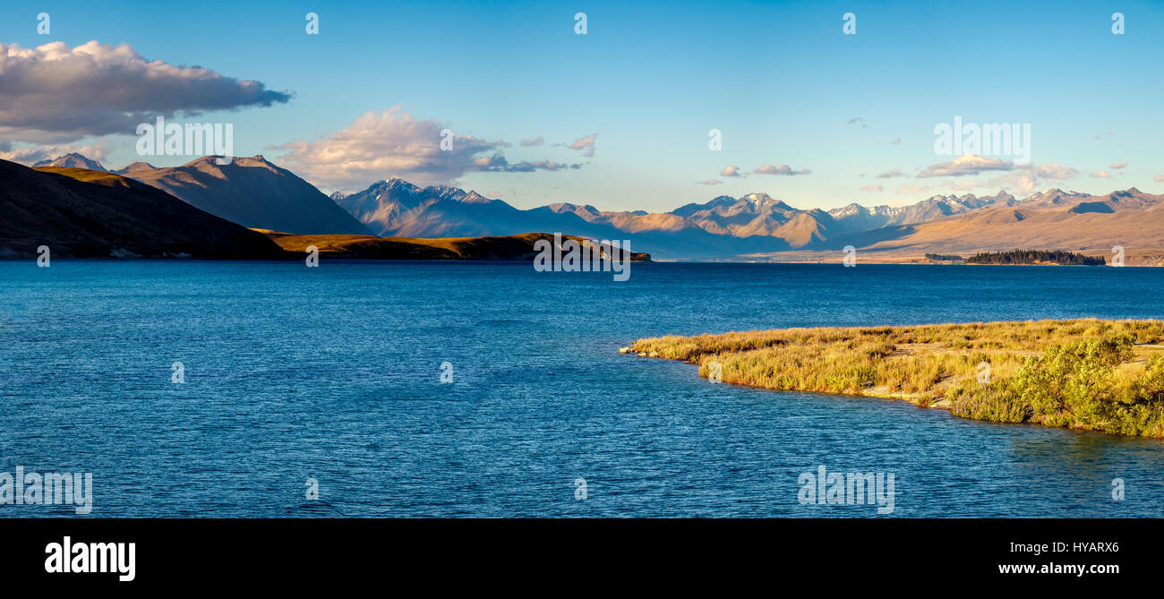 Vue panoramique sur le lac Tekapo au coucher du soleil, Alpes du Sud, l'île du sud de la Nouvelle-Zélande Banque D'Images