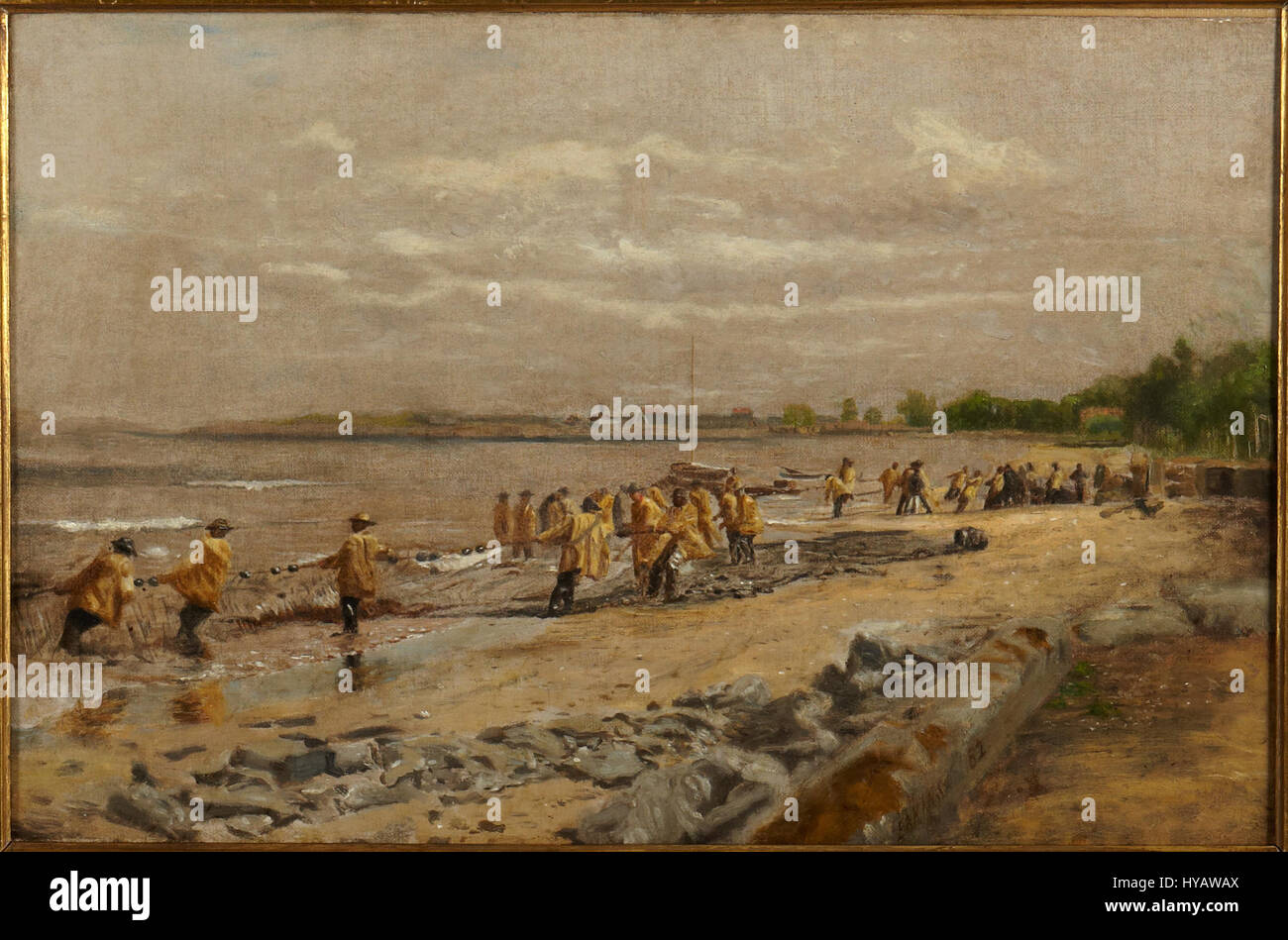 « Hauling the Seine » représente des pêcheurs tirant leurs prises à l'aide d'un filet à senne, illustrant les méthodes de pêche traditionnelles et le processus exigeant de cueillette des poissons dans les eaux côtières. Banque D'Images « Hauling the Seine » représente des pêcheurs tirant leurs prises à l'aide d'un filet à senne, illustrant les méthodes de pêche traditionnelles et le processus exigeant de cueillette des poissons dans les eaux côtières. Banque D'Images