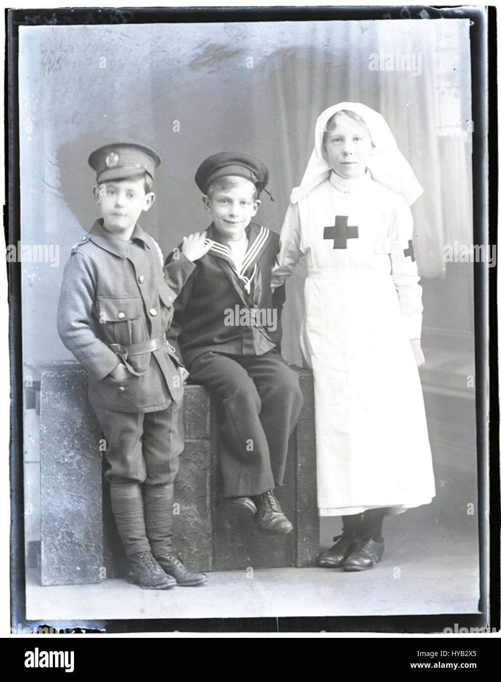Cette photographie historique capture les enfants Dickinson vêtus de costumes d'armée, de marine et de soins infirmiers de l'époque de la première Guerre mondiale. La photo, prise le 10 février 1916, reflète l'esprit de guerre de l'époque et le rôle des familles pendant le conflit. Banque D'Images