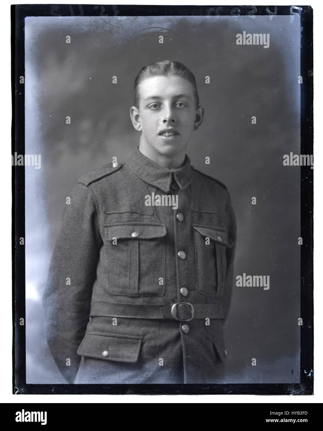 Ce portrait de J. Fyson, Esq., pris le 24 décembre 1914, capture une figure formelle du début du XXe siècle. L'image reflète les vêtements, les styles et les vêtements formels de l'époque. Banque D'Images