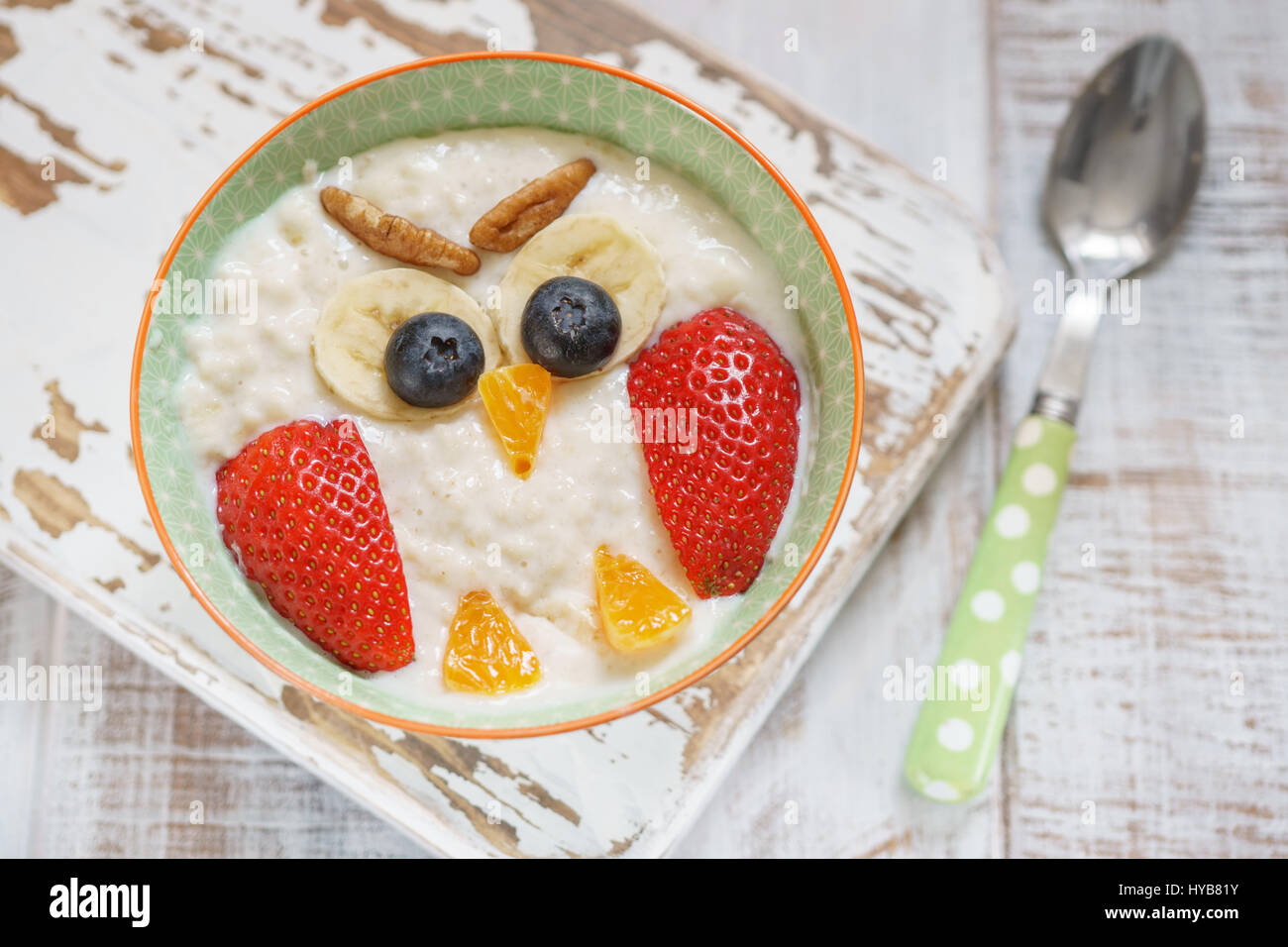 Petit-déjeuner enfants avec bouillie de fruits et noix l'air d'un hibou en colère Banque D'Images