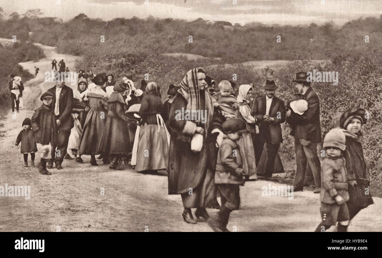 Les résidents de Morgan NJ en vol le long de la route de Perth Amboy et de sécurité de la série d'explosions qui ont détruit l'enveloppe de 18 000 000 $ Usine à chargement de T. A. Gillespie & Company, avec quatre-vingt-quatre personnes tuées et des dizaines de blessés. Octobre 1918 Banque D'Images