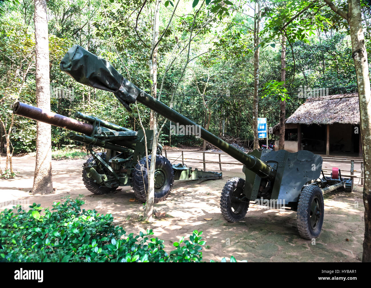 Certaines pièces d'artillerie datant de la guerre du Vietnam sur l'affichage à l'tunnels de Cu Chi Banque D'Images