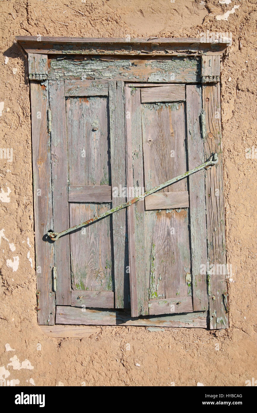 Vieille fenêtre avec volets, fermé Banque D'Images