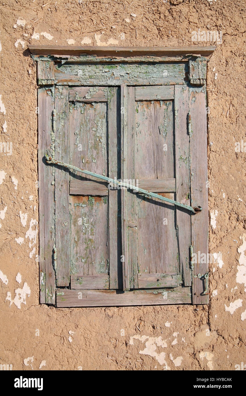 Vieille fenêtre avec volets, fermé Banque D'Images