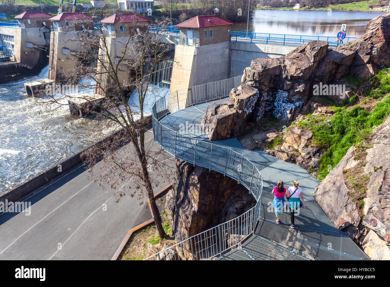 Le chemin le long de la rivière Ohre, de la station d'eau de Kadan et du réservoir du barrage de Bohême du Nord, République tchèque énergie Europe voyage Banque D'Images